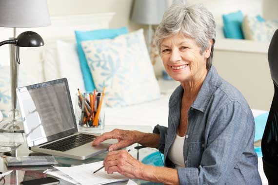 Une dame âgée au travail.