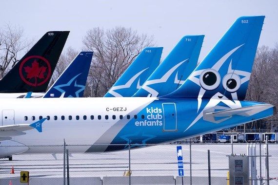 Des avions d'Air Transat et d'Air Canada