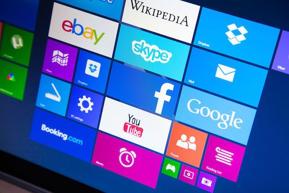 Les applications de Google, Facebook et YouTube sur une tablette Microsoft.