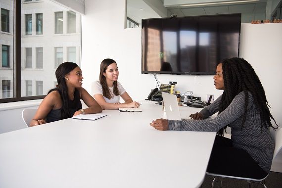 une femme travaille à son bureau