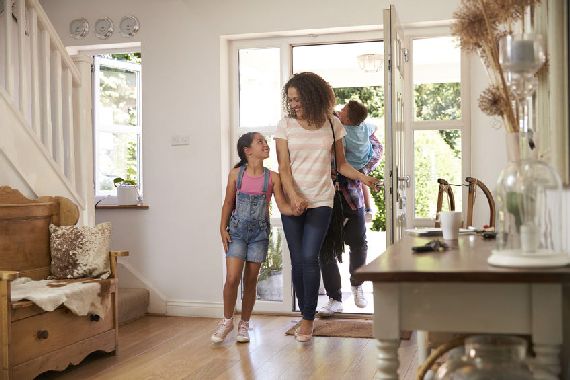 Une famille rentre dans sa maison.