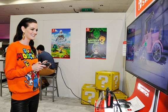 Une femme joue avec une Nintendo Switch