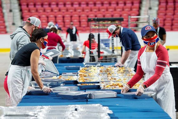 des employés du groupe CH qui préparent des repas au milieu de la glace