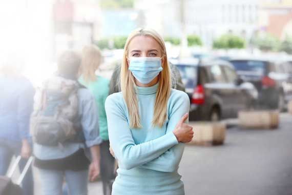 Une femme portant un masque.