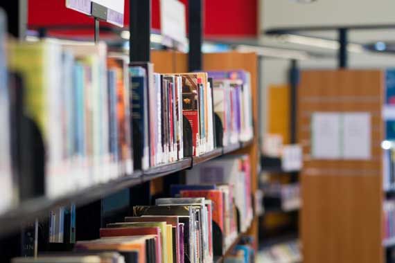 Des livres scolaires dans une bibliothèque.