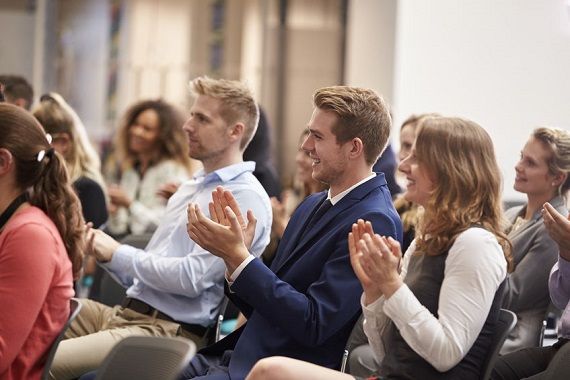 Des personnes assises applaudissent