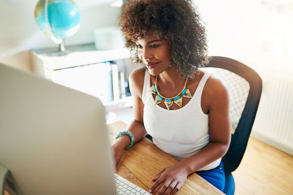 Une femme consulte son ordinateur