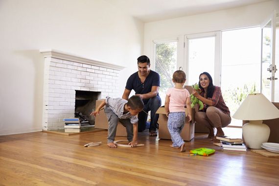 Une famille emménage dans sa nouvelle maison.