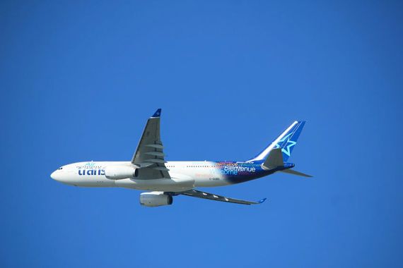 Un avion de Air Transat dans les airs