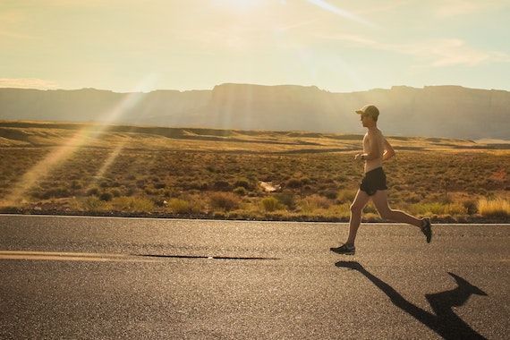 Un homme qui court un marathon