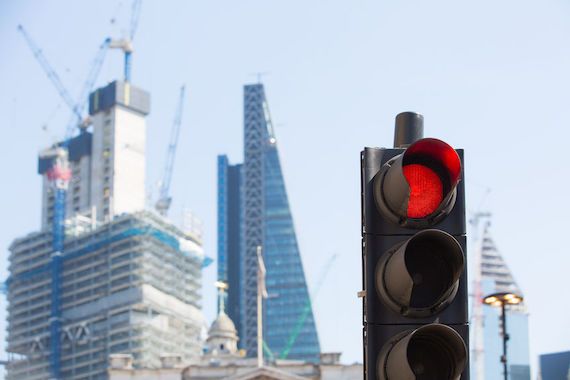 Une lumière rouge devant la Bourse de Londres