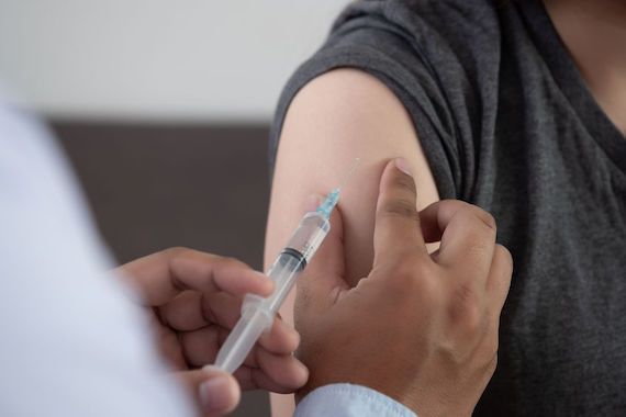 Une personne en vaccine une autre