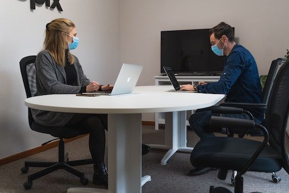 Deux personnes travaillent dans un même bureau