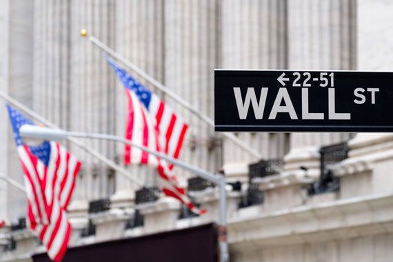 Panneau de signalisation sur lequel Wall Street est écrit