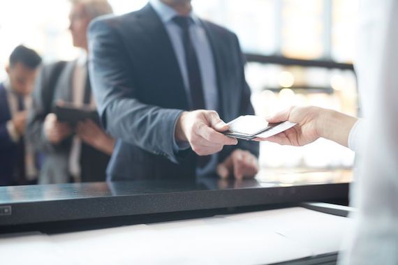 Une personne à l'aéroport