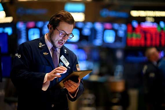 Des courtiers sur le plancher de la Bourse de New York.