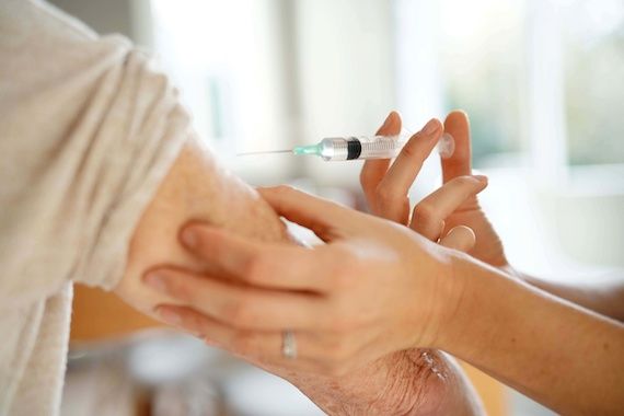 Une personne se fait vacciner pour la COVID-19