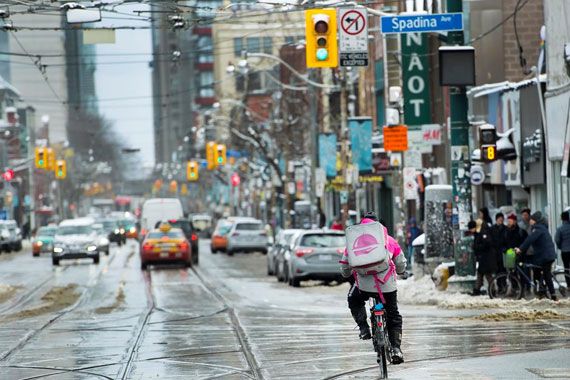 Un livreur dans les rues de Toronto