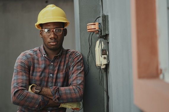 Un homme portant un casque de construction