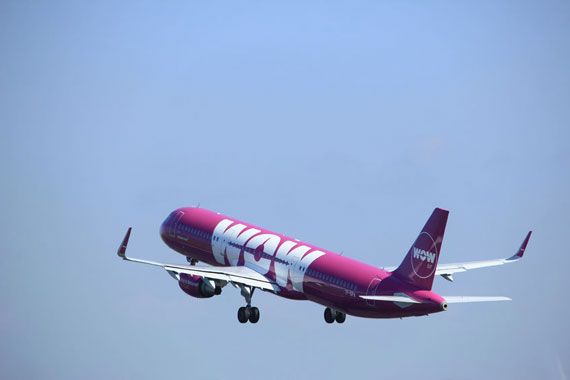 Un avion de WOW Air qui décolle.