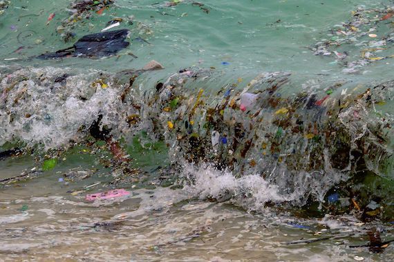 Une vague remplie de déchets