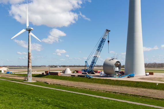 Des éoliennes en construction