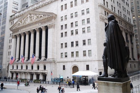 Une vue extérieure de Wall Street, à New York.