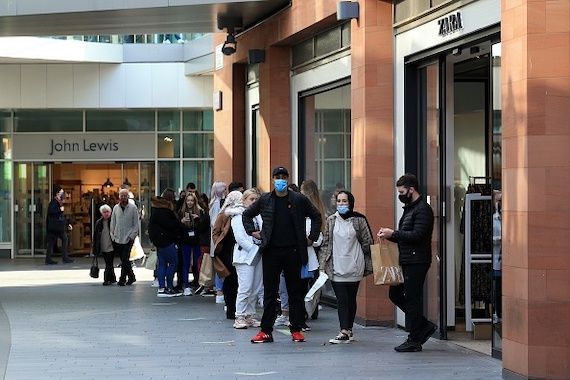 Une file d'attente pour entrer dans un magasin