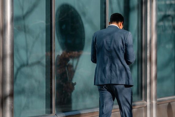 Un homme marche en regardant son téléphone cellulaire