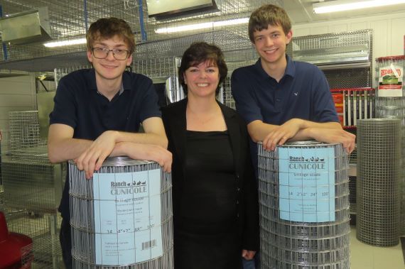 Lyne Blanchette avec ses deux garçons, Alex, 16 ans, à gauche, et Francis, 19 ans, à droite.