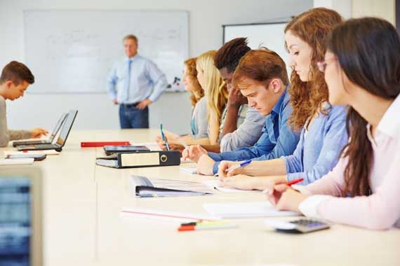 Des stagiaires dans une salle de réunion.