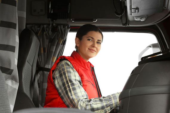 Une femme qui conduit un camion.