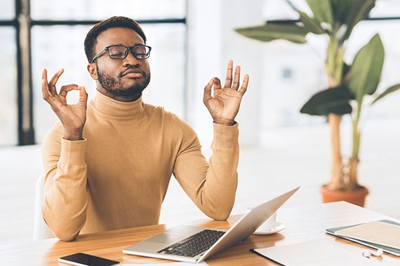 homme-employe-meditation-travail-zen