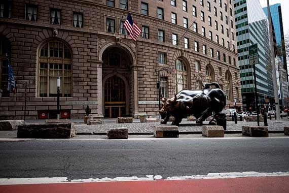 Une vue extérieure de Wall Street, à New York.