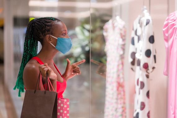 Une femme masquée dans un centre commercial