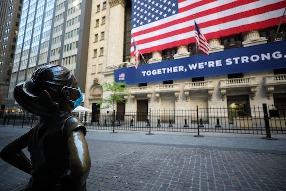 Une vue extérieure de Wall Street, à New York.