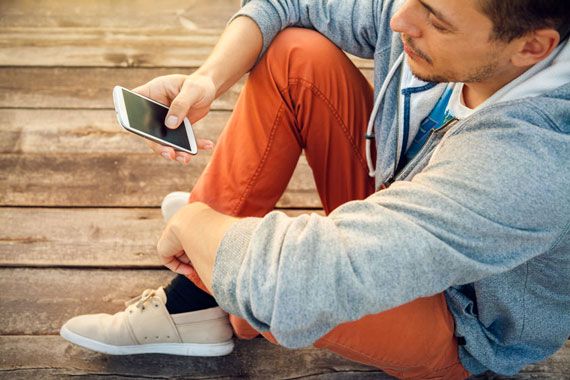 Un homme consulte son téléphone cellulaire