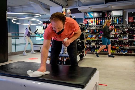 Une personne nettoie un banc dans un magasin