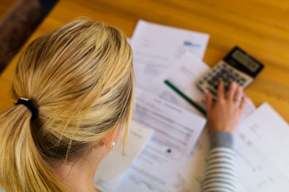 Une femme consulte des factures.