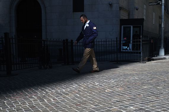 Un courtier à l'extérieur de la la Bourse de New York.