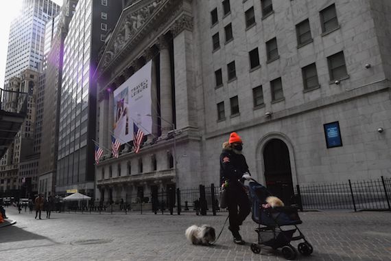 Une vue extérieure de Wall Street, à New York