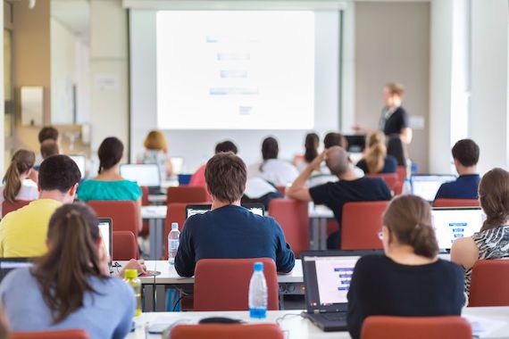 Des étudiants dans une salle de classe avant le confinement.