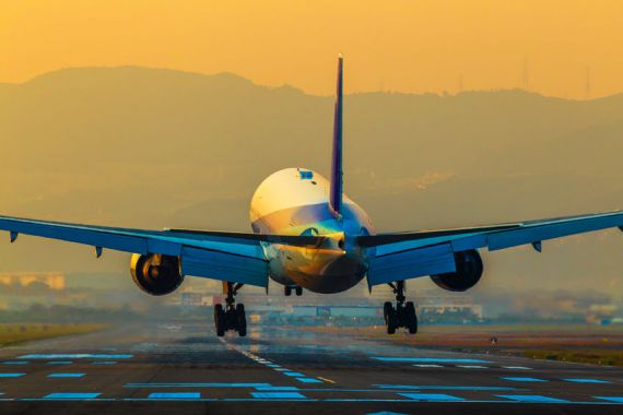 Un avion Boeing à atterrissage 