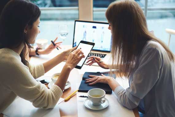 Deux femmes devant un écran d'ordinateur.