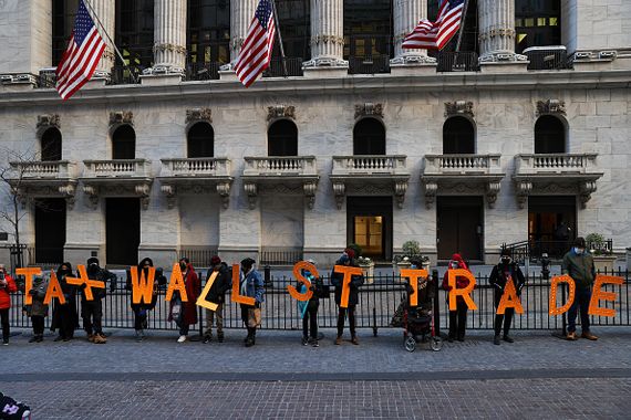 Une vue extérieure de Wall Street, à New York