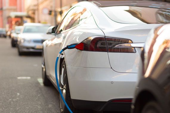 Un véhicule électrique en cours de recharge.