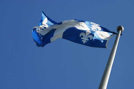 Un drapeau du Québec.