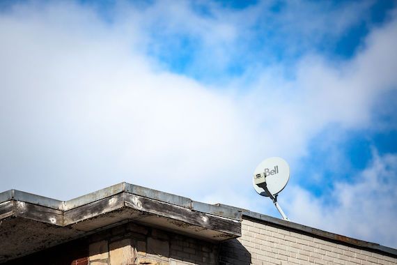 Une parabole de bell sur un toit de maison