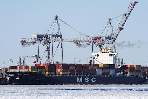 Un bateau au port de Montréal