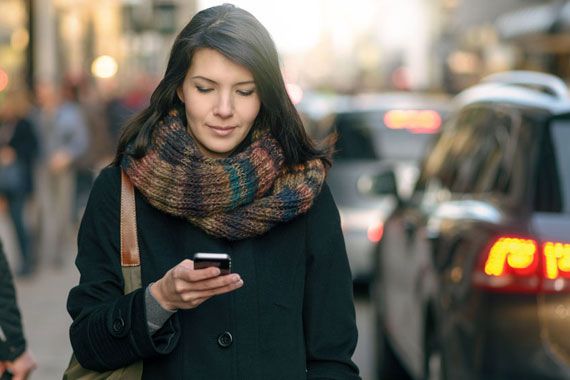 Une femme qui regarde son téléphone mobile.